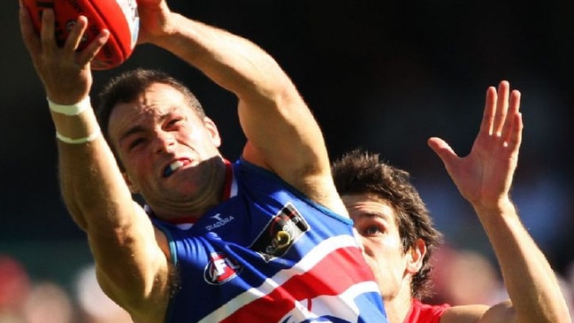 04/05/2008 SPORT: AFL - 4.5.08 - Sydney Swans v Western Bulldogs at the SCG. Brad Johnson marks ahead of Martin Mattner. pic. Phil Hillyard