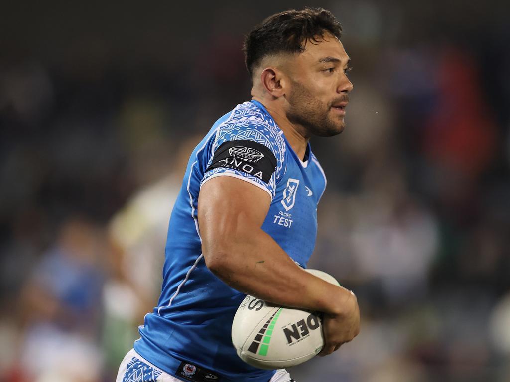 The Cook Island defenders could do little to contain David Nofoaluma, who racked up an impressive 11 tackle busts for Samoa. Picture: Mark Kolbe/Getty Images