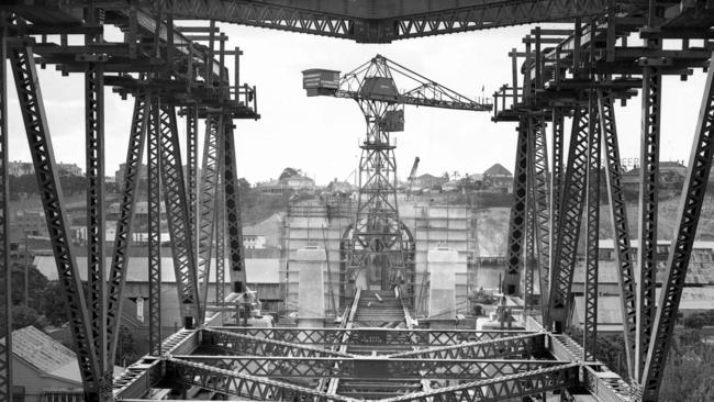 The Story Bridge under construction in 1937.