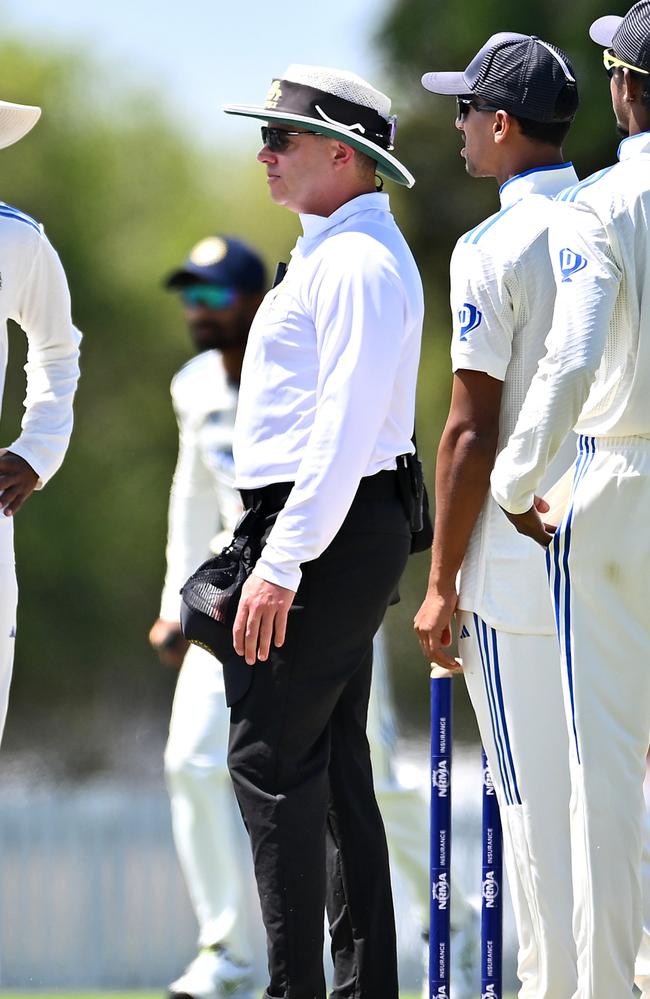 Shawn Craig speaking to Indian players on Sunday in Mackay. Picture: Albert Perez/Getty Images.