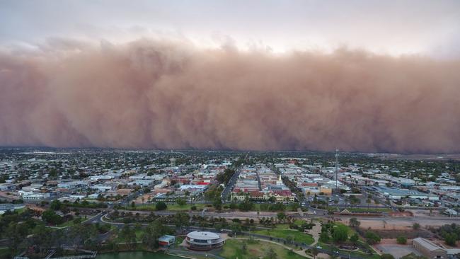 A giant dust storm hits the town of Mildura. Picture: Brenton Love