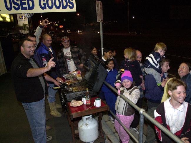 September 4, 2000: People having roadside barbecue, part of huge crowd that lined streets during Penrith to Bowral leg of Sydney 2000 Olympic Torch Relay. Picture: Robert McKell