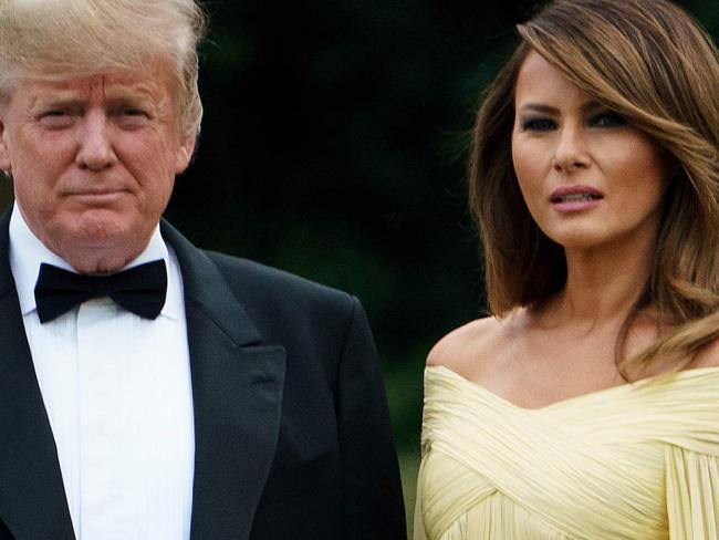 US President Donald Trump (L) and US First Lady Melania Trump (R) pose for a picture as they leave the US ambassador's residence, Winfield House, in London on July 12, 2018, heading to Blenheim Palace for a dinner on the first day of a UK visit. The four-day trip, which will include talks with Prime Minister Theresa May, tea with Queen Elizabeth II and a private weekend in Scotland, is set to be greeted by a leftist-organised mass protest in London on Friday. / AFP PHOTO / Brendan Smialowski