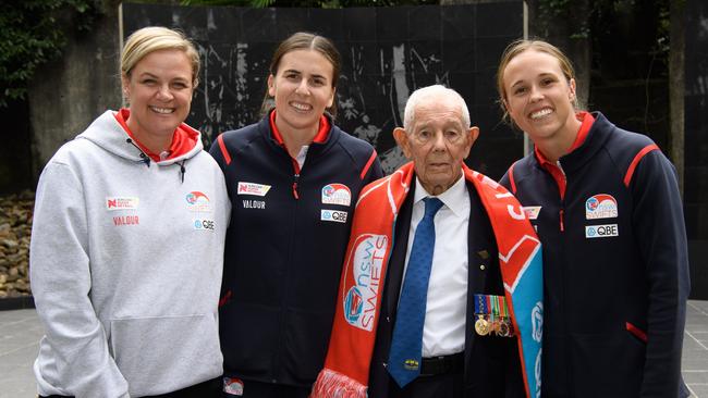 NSW Swifts coach Briony Akle (left) and co-captains Paige Hadley (far right) and Maddy Proud with WWII veteran Reg Chard. Photo: Nigel Owen