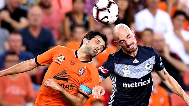 Alejandro Sanchez of the Roar and James Troisi of the Victory challenge for the ball. Getty Images
