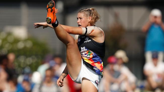 MELBOURNE, AUSTRALIA - MARCH 17: Tayla Harris of the Blues kicks the ball during the 2019 NAB AFLW Round 07 match between the Western Bulldogs and the Carlton Blues at VU Whitten Oval on March 17, 2019 in Melbourne, Australia. (Photo by Michael Willson/AFL Media)