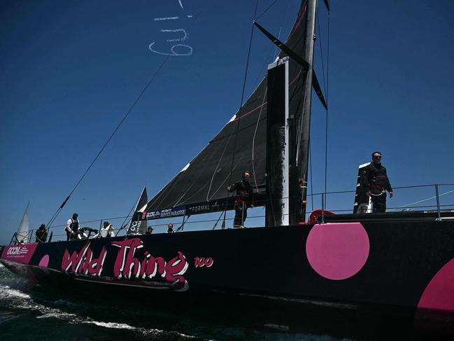 Sydney to Hobart heavyweight avoids disaster in chaotic start