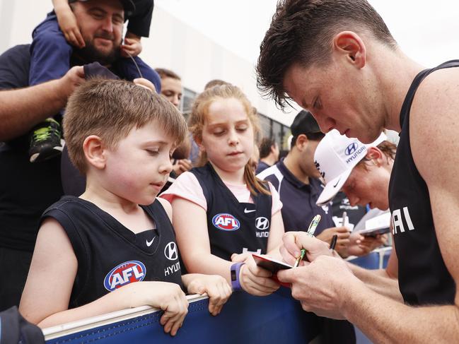 Sam Walsh greets fans during a Carlton Blues training session at Ikon Park in Carlton, Melbourne, Thursday, December 20, 2018.  (AAP Image/Daniel Pockett) NO ARCHIVING