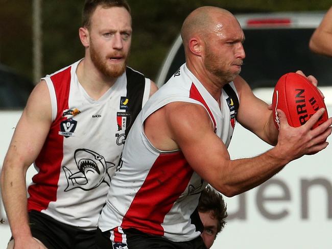 Bonbeach champ Shane McDonald breaks from a pack last season. Picture: Hamish Blair