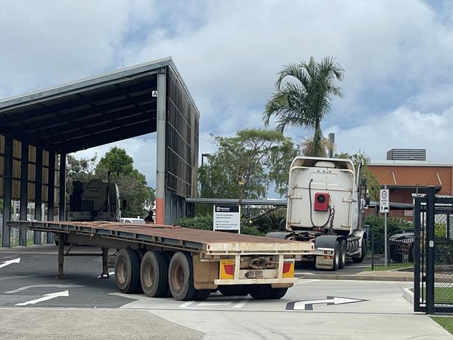 Truckies blockade TMR office in Cairns in protest