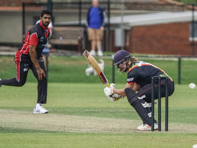 South Caulfield and Bonbeach battle it out. Picture: Valeriu Campan