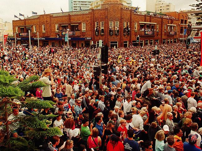 Crowd at Manly for Olympic torch. 15.9.2000 edit Picture: Joe Murphy