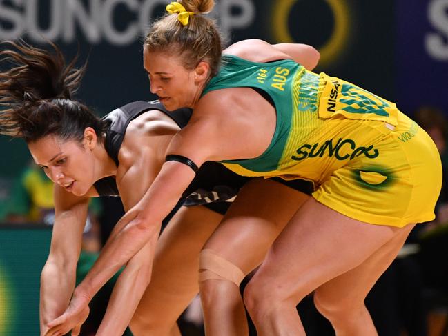 Kayla Cullen of New Zealand and Gabi Simpson of Australia during the netball Constellation Cup between the New Zealand Silver Ferns and Australian Diamonds, Titanium Security Arena, Adelaide. Wednesday, October 11, 2017. (AAP Image/David Mariuz) NO ARCHIVING.