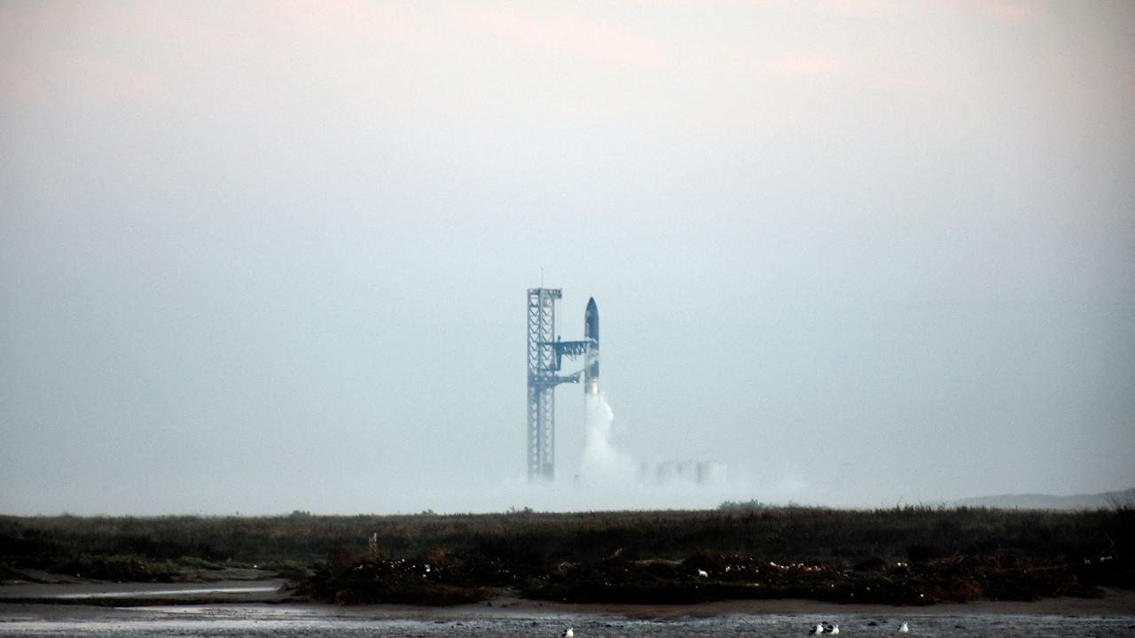 View from Boca Del RÃ­o de la Playa Bagdad, in Matamoros, Tamaulipas State, Mexico, of the launch of SpaceX's Starship rocket. (Photo by DIEGO CRUZ / AFP)