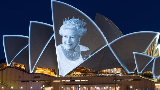 This picture taken on September 9, 2022 shows an image of Britain's Queen Elizabeth II displayed on the Opera House in Sydney. - Queen Elizabeth II, the longest-serving monarch in British history and an icon instantly recognisable to billions of people around the world, died at her Scottish Highland retreat on September 8 at the age of 96. (Photo by Robert WALLACE / AFP)
