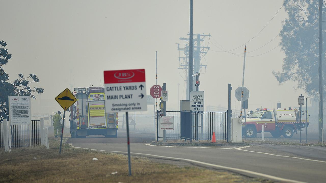 A fire burning south of Townsville has masked the Bruce Highway in smoke. The vegetation fire started near the JBS Meatworks at Stuart. PICTURE: MATT TAYLOR.