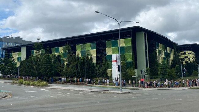 The queue outside Gold Coast University Hospital. Picture: 10 News