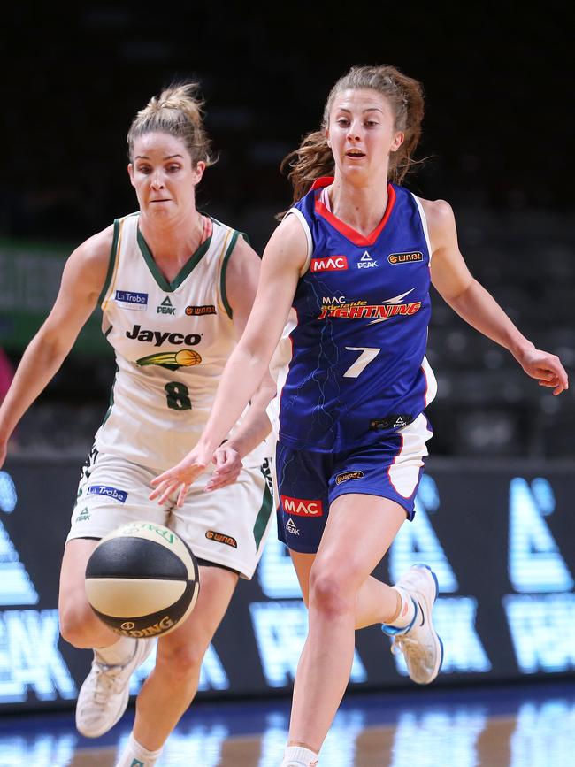 Sarah Elsworthy in action for Adelaide Lightning in 2016. Picture: Stephen Laffer