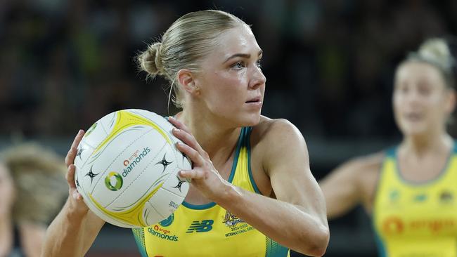 MELBOURNE, AUSTRALIA - OCTOBER 30: Kate Moloney of Australia looks to pass the ball during game four of the Constellation Cup match between Australia Diamonds and New Zealand Silver Ferns at John Cain Arena on October 30, 2024 in Melbourne, Australia. (Photo by Daniel Pockett/Getty Images)