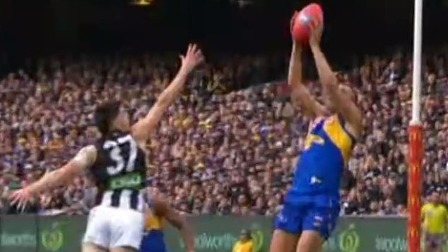 Willie Rioli blocks Brayden Maynard in the final quarter.