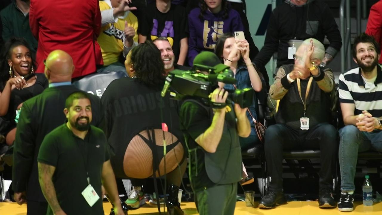 Lizzo Hits Back Over Criticism Of Revealing Outfit At Nba Game Lakers