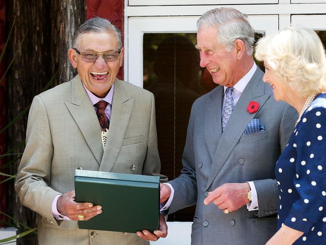 (FILES) Britain's Prince Charles (2nd R) and Camilla, Duchess of Cornwall (R), exchange gifts with the Maori king, King Tuheitia (L) during a visit to Turangawaewae Marae in Ngaruawahia on November 8, 2015. Tributes poured in on August 30, 2024 following the death of Kiingi Tuheitia Pootatau Te Wherowhero VII, the king of New Zealand's Indigenous Maori people, just days after celebrating the 18th anniversary of his coronation. (Photo by Hagen Hopkins / POOL / AFP)