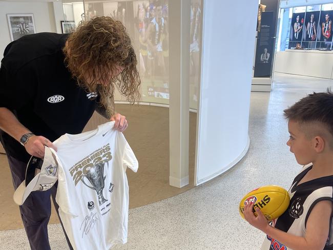 McCreery gifted Hunter a signed premiership T-Shirt.