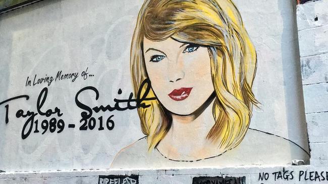 ‘Taylor Smith’ street art in Hosier Lane posted by @lushsux on Instagram.