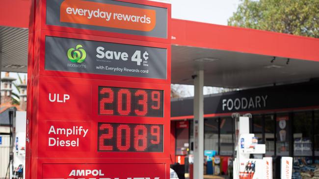 MELBOURNE AUSTRALIA - Newswire Photos APRIL 1ST 2024 : Generics - Petrol Prices. PICTURE : NCA Newswire / Nicki Connolly