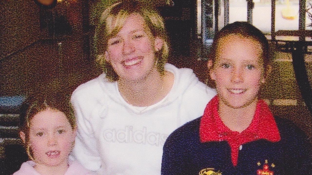 Emma McKeon with her sister Kaitlin and Olympic champion Jodie Henry in 2005.