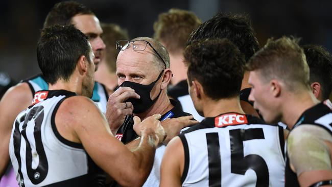 Ken Hinkley addresses his players on Saturday night. Picture: Getty Images