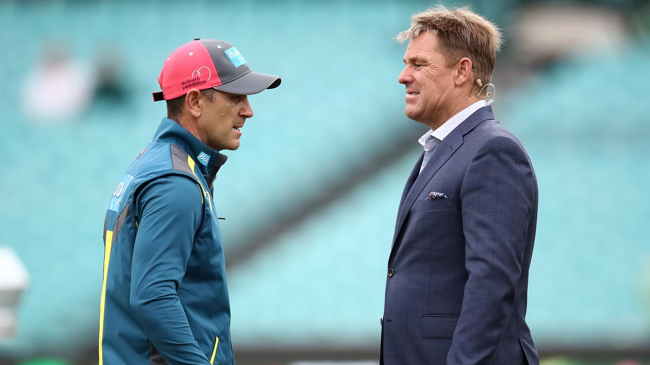 Justin Langer, former coach of Australia, speaks with Shane Warne. Photo by Ryan Pierse/Getty Images