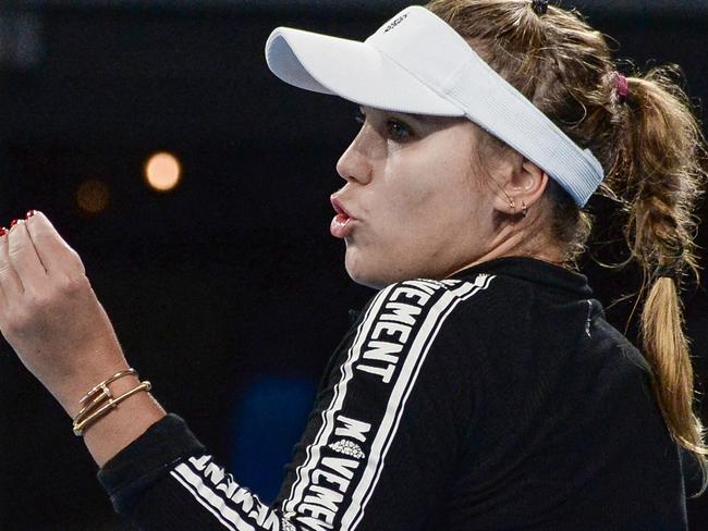 Sofia Kenin of the US reacts while playing against Australia's Ajla Tomljanovic during their women's singles match at the Adelaide International tennis tournament in Adelaide on January 6, 2022. (Photo by Brenton Edwards / AFP) / -- IMAGE RESTRICTED TO EDITORIAL USE - STRICTLY NO COMMERCIAL USE --