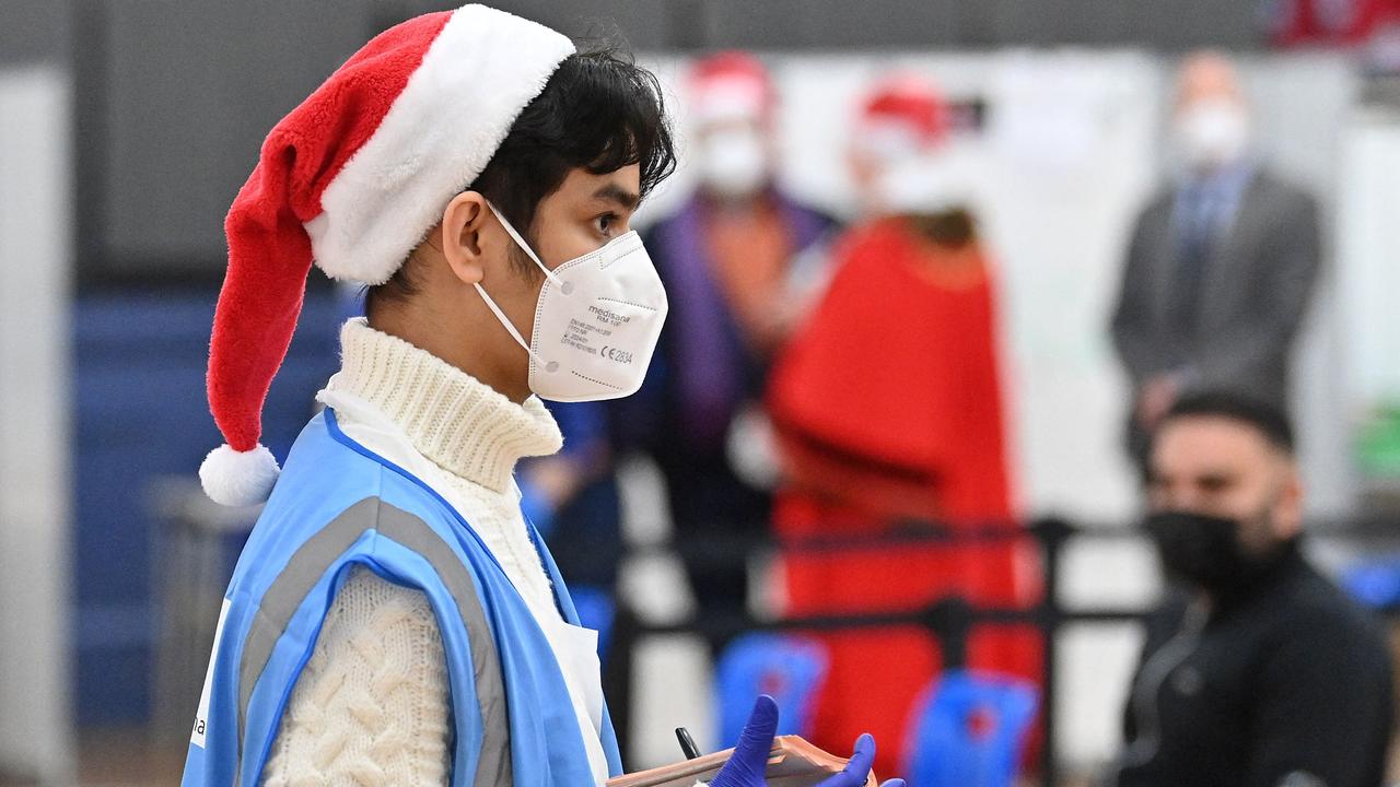 Health experts are recommending we be wary of and wear masks if we show symptoms of a respiratory disease. Pictur: Justin Tallis / AFP.