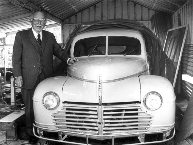 Sir Laurence Hartnett, with the car he invented called the Hartnett.