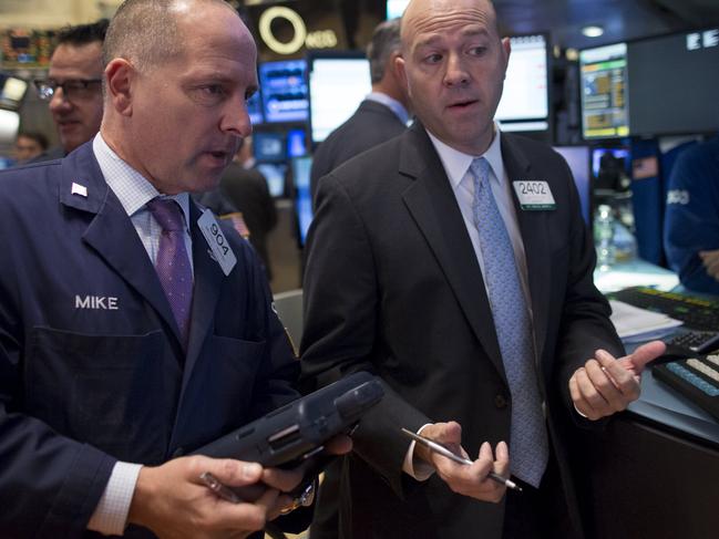 Traders work on the floor of the New York Stock Exchange October 7, 2015. REUTERS/Brendan McDermid