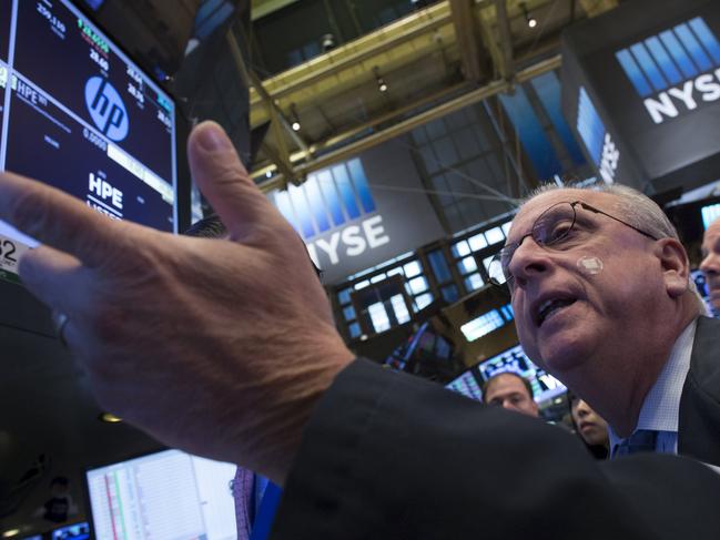 Traders gather at the post that trade Hewlett-Packard on the floor of the New York Stock Exchange October 19, 2015. REUTERS/Brendan McDermid