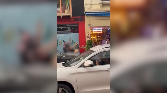 Man, woman fight outside up-market restaurant France Soir