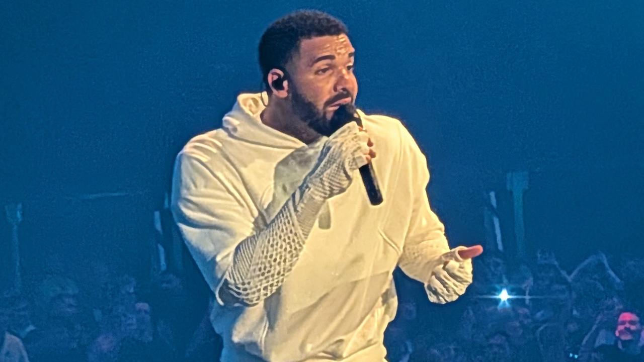 Drake gives Melbourne fan $25k for sign ‘showing love’ to his son