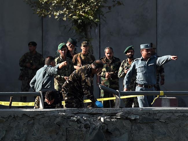 Afghan security personnel investigate the site of a twin suicide bombing near the Ministry of Defense in Kabul on September 5, 2016. The death toll from a Taliban double suicide bombing in the Afghan capital Kabul jumped to 24 with 91 wounded, the health ministry said. / AFP PHOTO / WAKIL KOHSAR