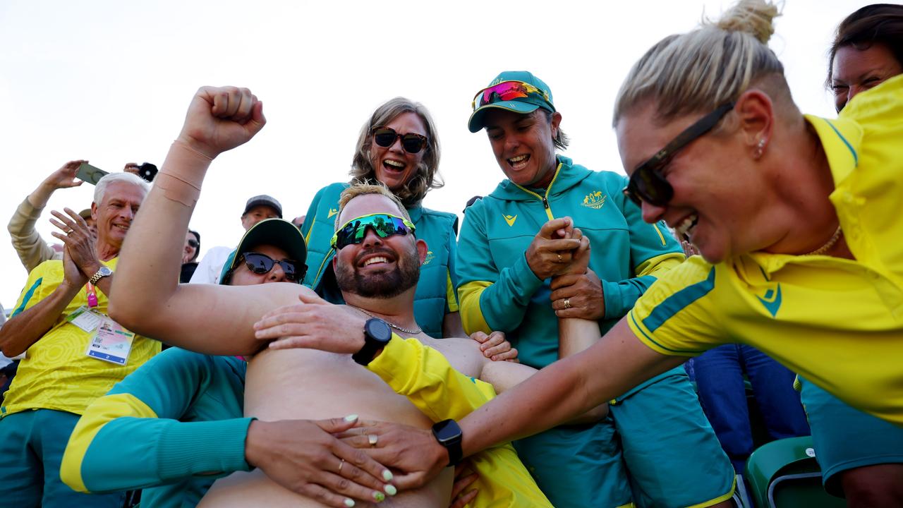 LEAMINGTON SPA, ENGLAND - AUGUST 06: Aaron Wilson of Team Australia celebrates with Team Australia following their victory in the Men's Singles - Gold Medal Match between Australia and Northern Ireland on day nine of the Birmingham 2022 Commonwealth Games at Victoria Park on August 06, 2022 on the Leamington Spa, England. (Photo by Stephen Pond/Getty Images)
