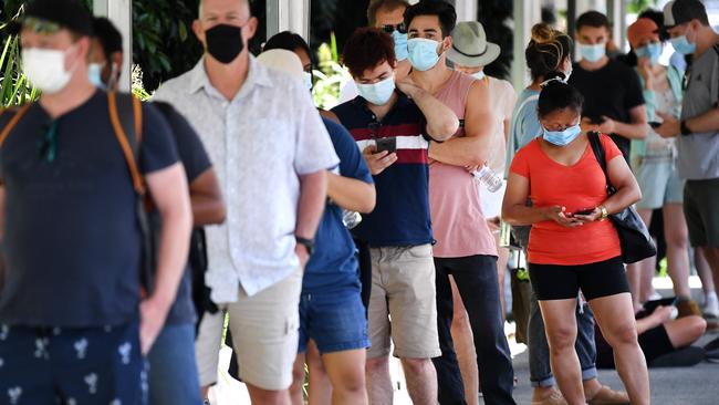 GOLD COAST, AUSTRALIA - NewsWire Photos - DECEMBER 23, 2021. People line up for a Covid test at the Gold Coast University Hospital. Cases in Queensland are still on the rise following the state reaching a first dose vaccination rate of 90 percent yesterday.Picture: NCA NewsWire / Dan Peled