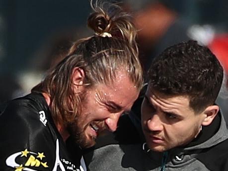 AUCKLAND, NEW ZEALAND - NOVEMBER 02: Kieran Foran of the Kiwis   leaves the field with an injury during the International Rugby League Test Match between the New Zealand Kiwis and the Great Britain Lions at Eden Park on November 02, 2019 in Auckland, New Zealand. (Photo by Fiona Goodall/Getty Images)