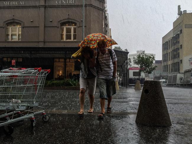 Thunderstorms, rain … Sydney braces for a week of Easter wet weather ...