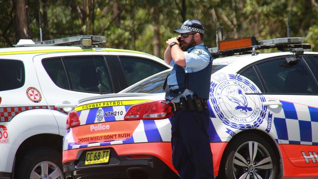 Police hunt in bushland for driver who aimed shotgun at officers | news ...