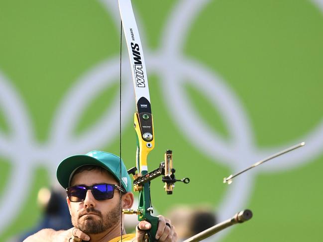 Australia's Taylor Worth shoots an arrow during the Rio 2016 Olympic Games men's competition at the Sambodromo archery venue in Rio de Janeiro, Brazil, on August 9, 2016. / AFP PHOTO / Jewel SAMAD