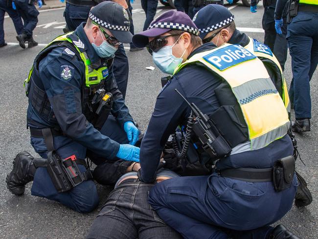 MELBOURNE, AUSTRALIA - NewsWire Photos - SEPTEMBER 18, 2021: Police arrest  protestors at the  Freedom Rally in the Richmond. Picture: NCA NewsWire/Sarah Matray