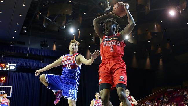 Perth Wildcats recruit Jaron Johnson in action against Chinese side Tianjin Ronggang.