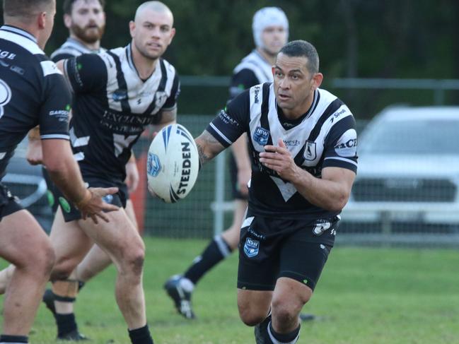 Michael Lett passes for Picton. Picture Warren Gannon Photography