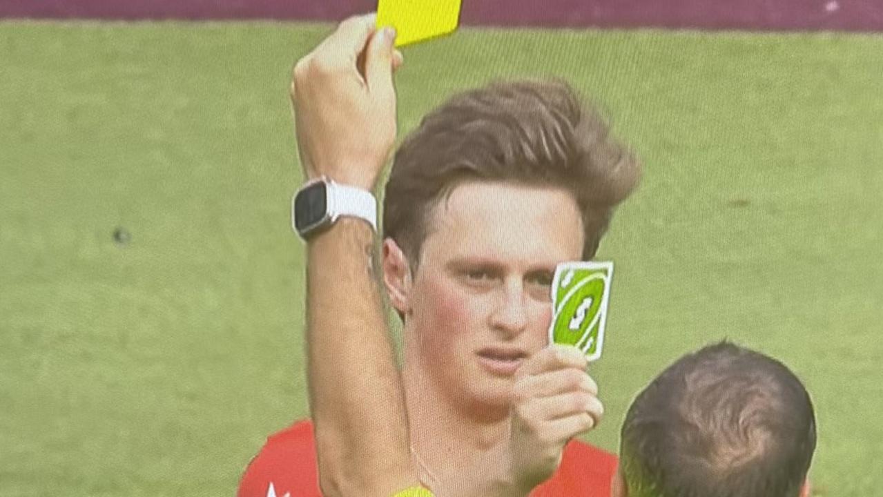 Football world losing it after star flashes reverse UNO card on referee